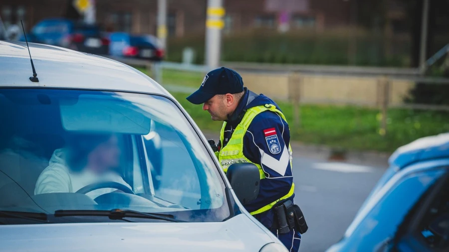 Katlakalnā policija furgonā atrod 650 000 nelegālu cigarešu