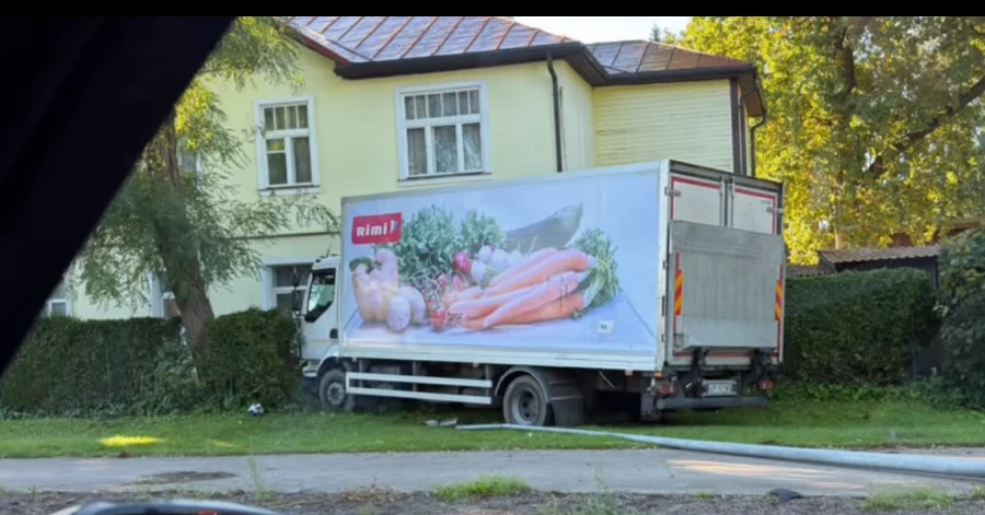 Rīgā „Rimi” kravas automašīna ietriekusies žogā