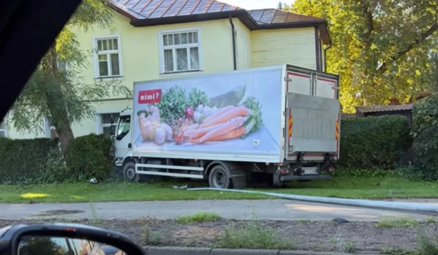 В Риге грузовик подрядчика «Rimi» врезался в столб и забор