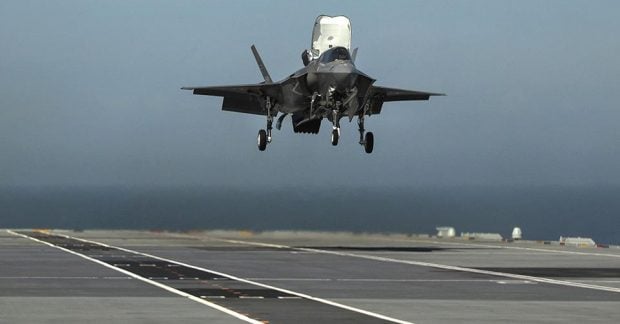 Два пилота катапультировались с авианосца США у берегов Вирджинии