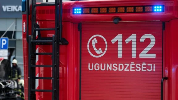 Пожар на складе в рижской Саркандаугаве: пострадали спасатели
