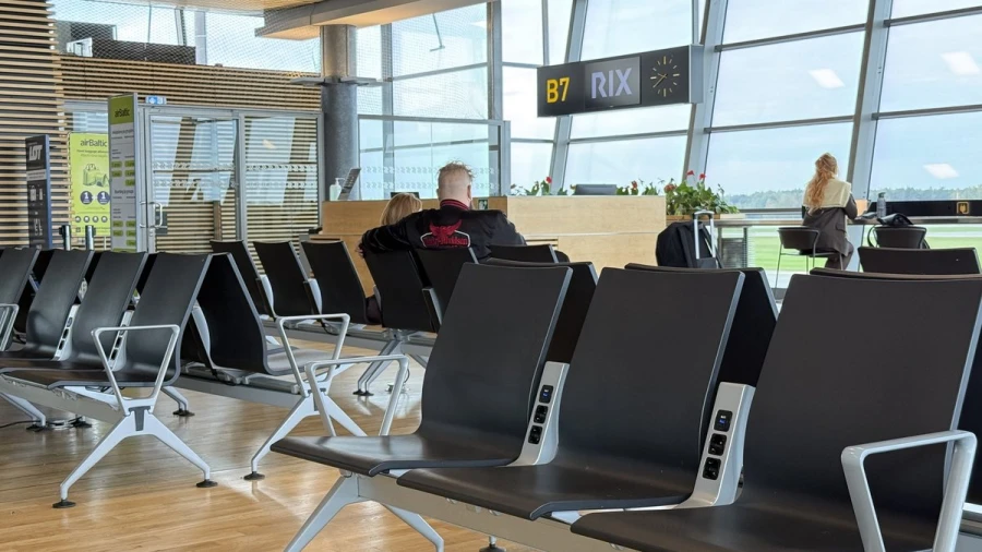 Rīgas lidostā paplašinātas elektronisko ierīču uzlādes iespējas