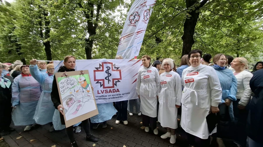 Pie Ministru kabineta notiek mediķu protesta akcija