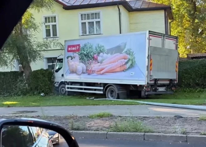 „Rimi” pieprasa atstādināt šoferi pēc avārijas Kārļa Ulmaņa gatvē