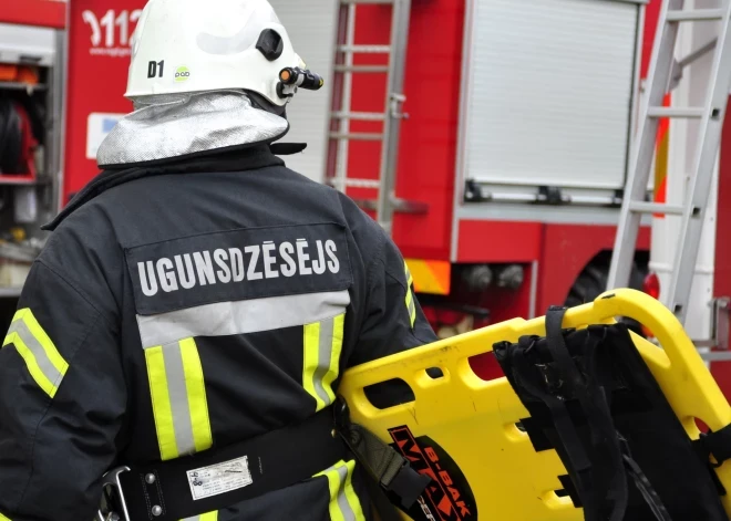 Mārupes pagastā naktī izcēlies ugunsgrēks noliktavā