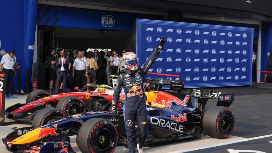 Makss Verstapens izcīna pole position Bahreinas Grand Prix