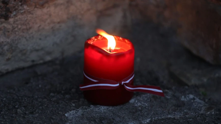 Смертельное ДТП в Кулдигском крае: пешеход погиб на месте