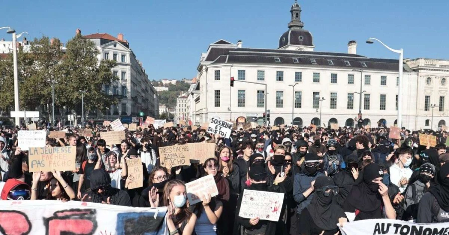 Francijā turpinās skolēnu protesti: simtiem skolu slēgtas