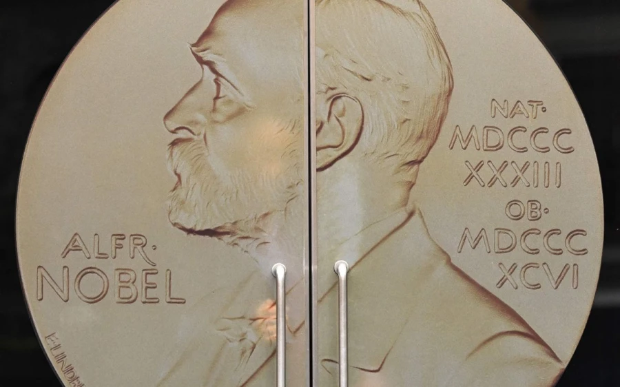 Nobela prēmiju literatūrā piešķir kanādiešu rakstniecei Ennai Karsonei