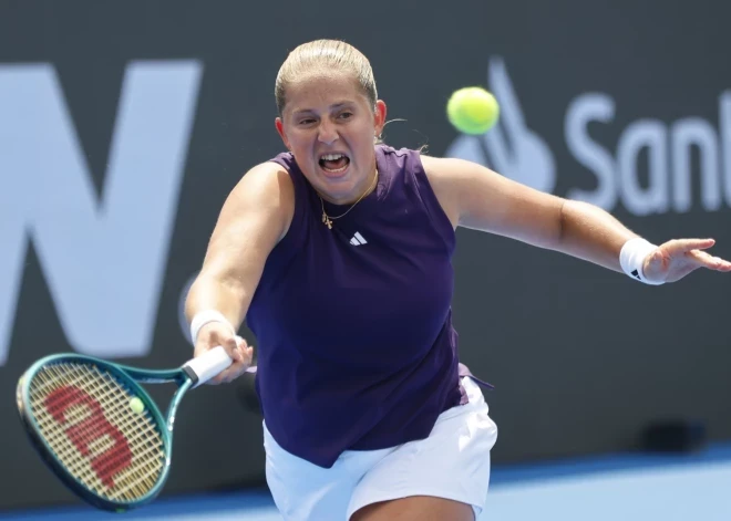 Ostapenko un Sje izstājas no Pekinas ”WTA 1000” dubultspēlēm