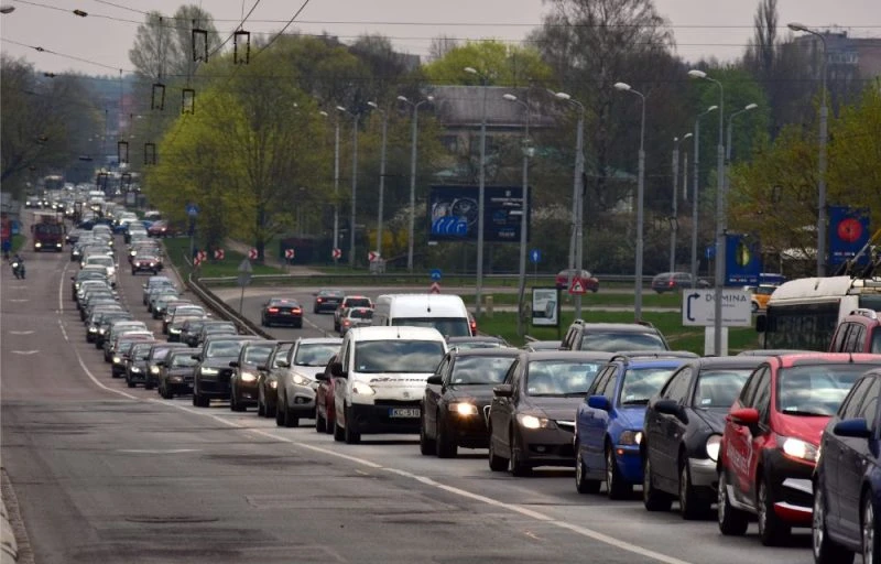 Жители Латвии оценили готовность отказаться от авто из-за цен