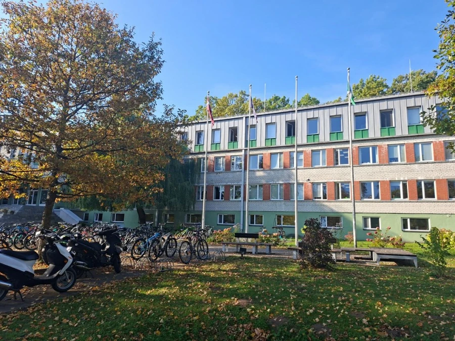 Vardarbība Ozolnieku vidusskolā: skolēni uzbrukuši vienaudzim